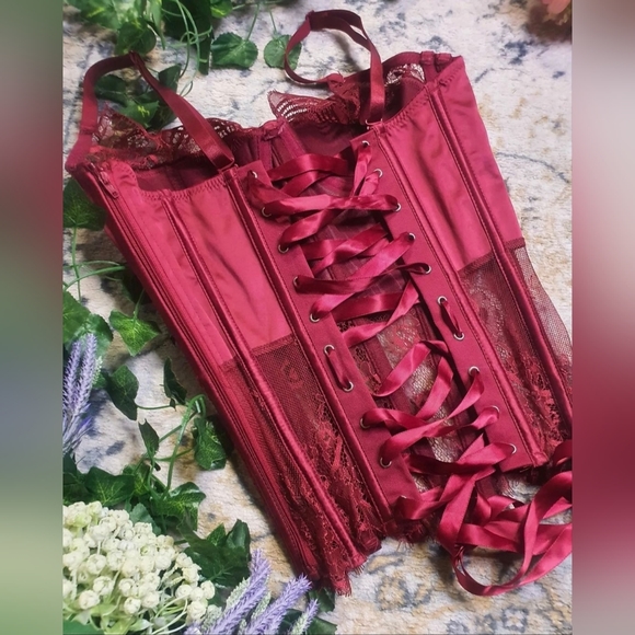 Coquette crimson satin lace detailed corset top - Picture 4 of 6